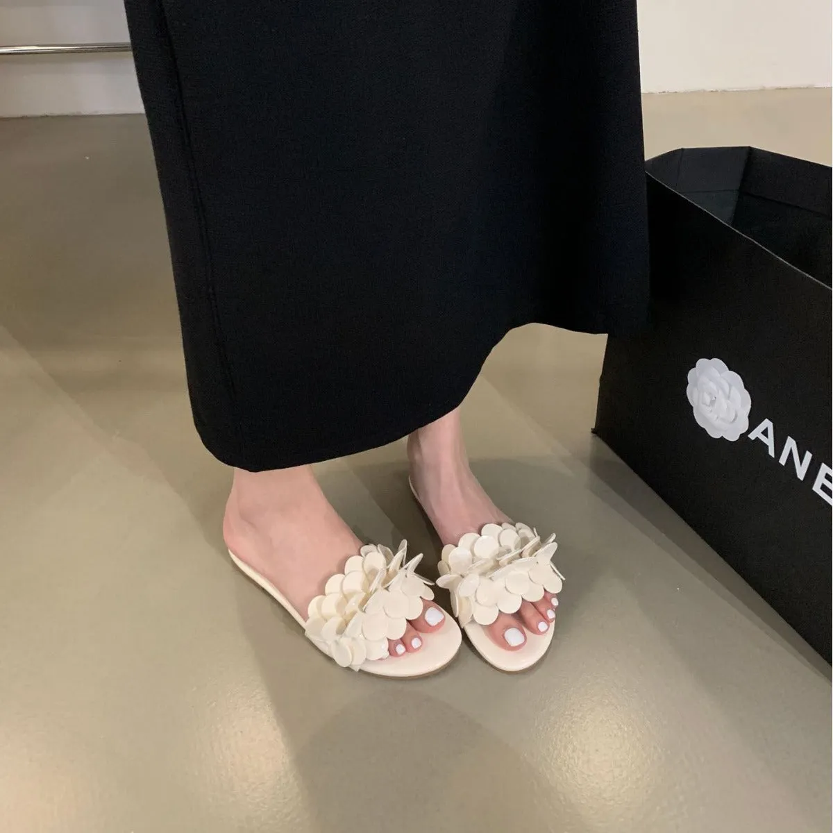 DUNNMALL  Flower Slippers for Women Summer Outdoor  New round Toe Open Toe Flat Minority All-Match Casual Beach Sandals