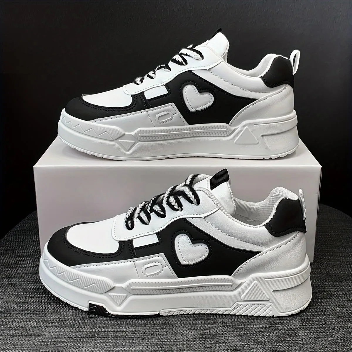 Women's Black and White Style Fashion Sneakers, Low top Roller Skates, Casual Walking Sneakers