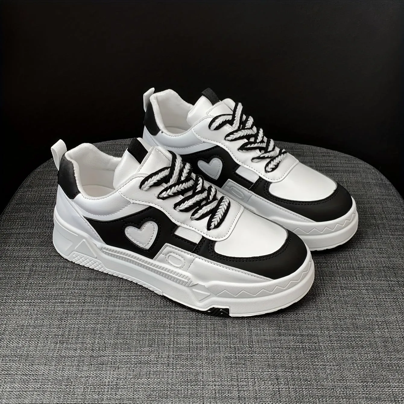 Women's Black and White Style Fashion Sneakers, Low top Roller Skates, Casual Walking Sneakers